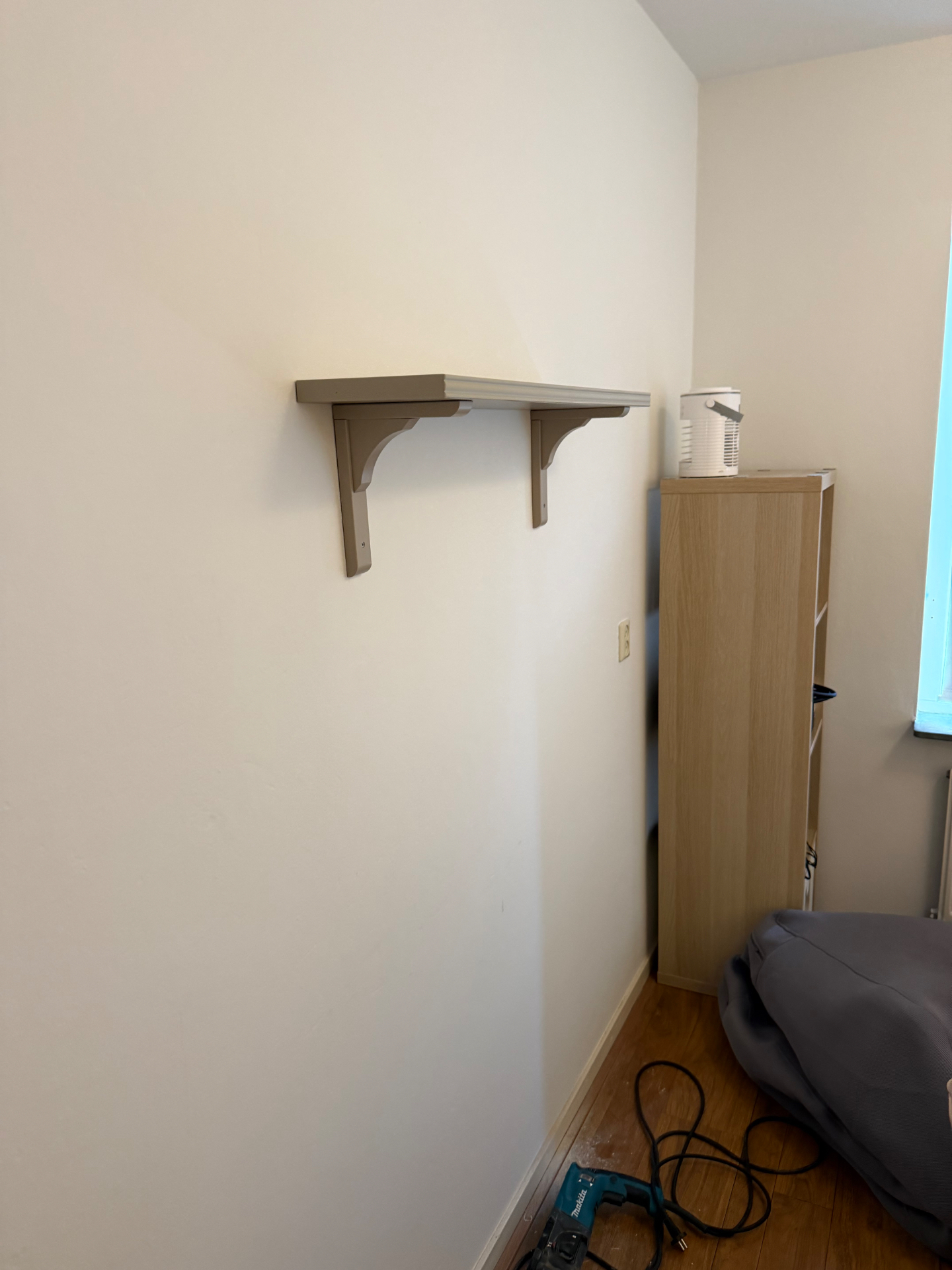 Wall shelf & brackets mounted — handyman job in De Pijp, Amsterdam – After