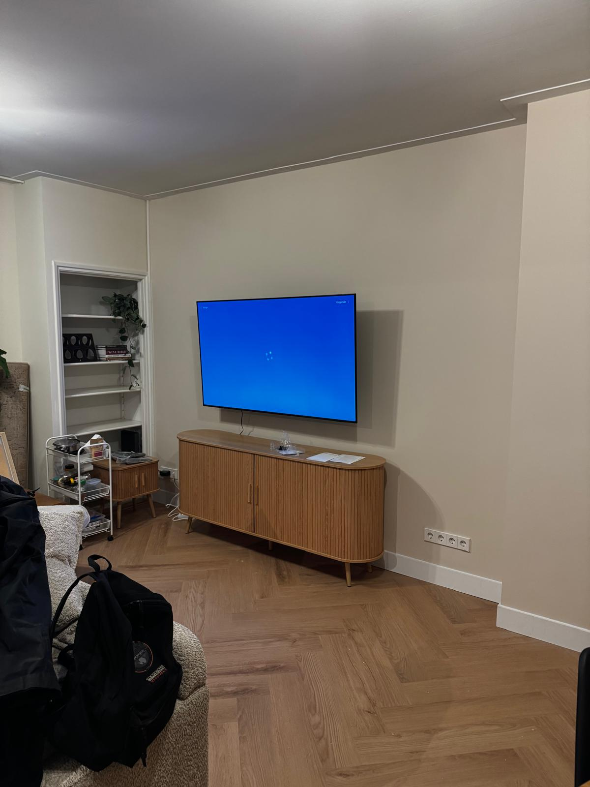 TV mounted on a brick wall — handyman job in Amsterdam-West, Amsterdam – After