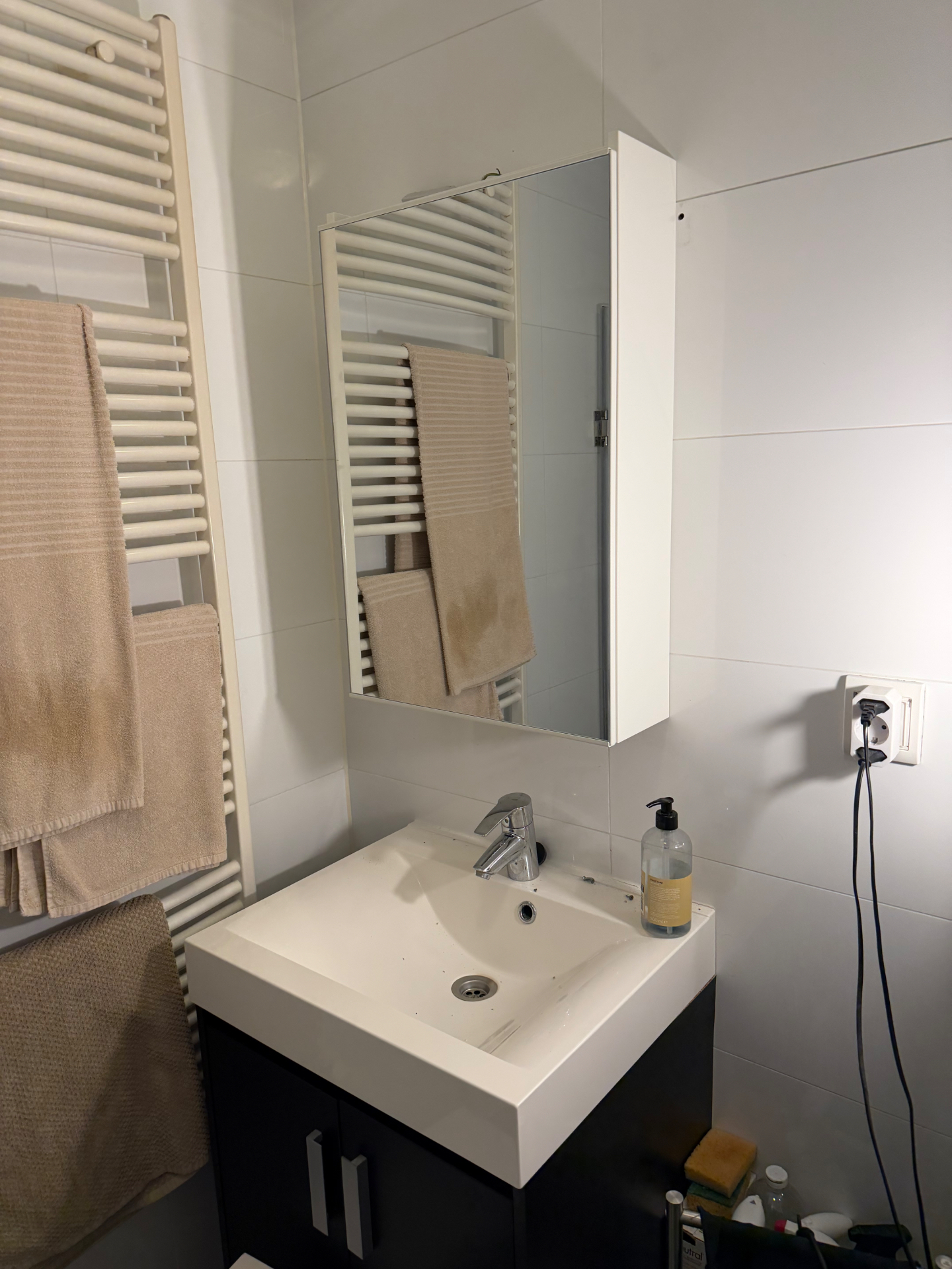 Bathroom cabinet & mirror installed — handyman job in Amsterdam-Oost, Amsterdam – After