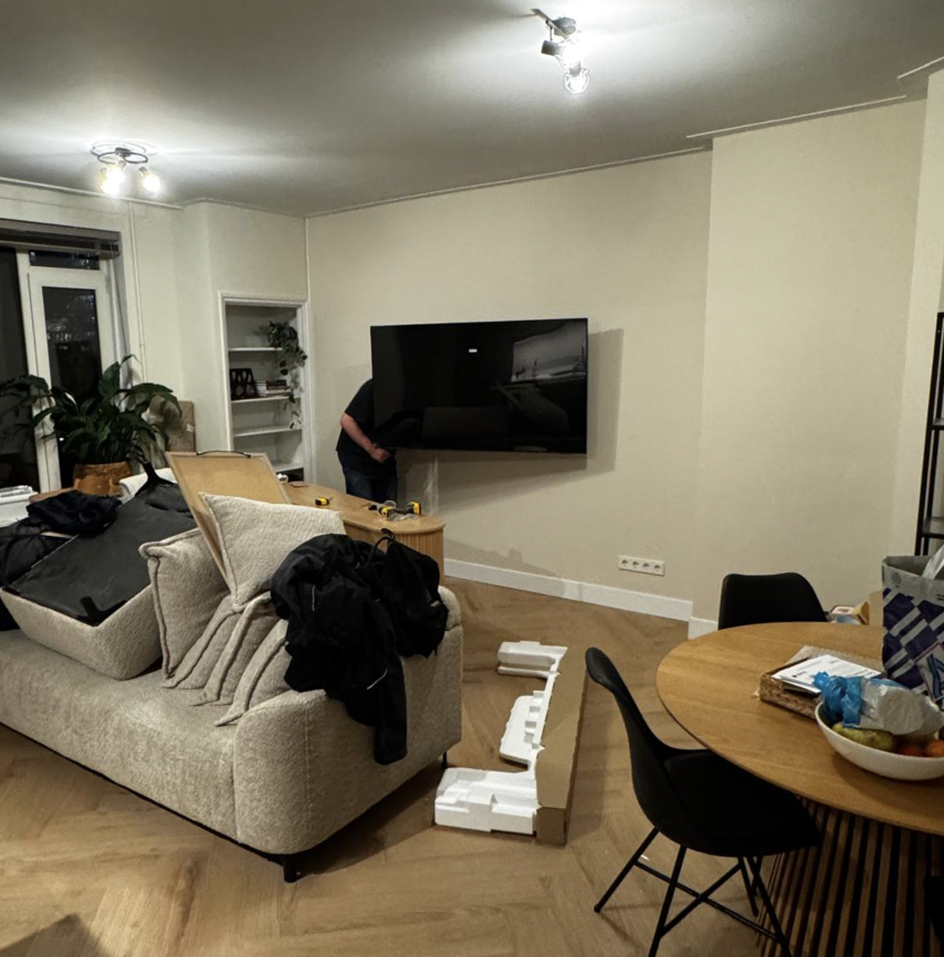 TV mounted on a brick wall — handyman job in Amsterdam-West, Amsterdam – Before