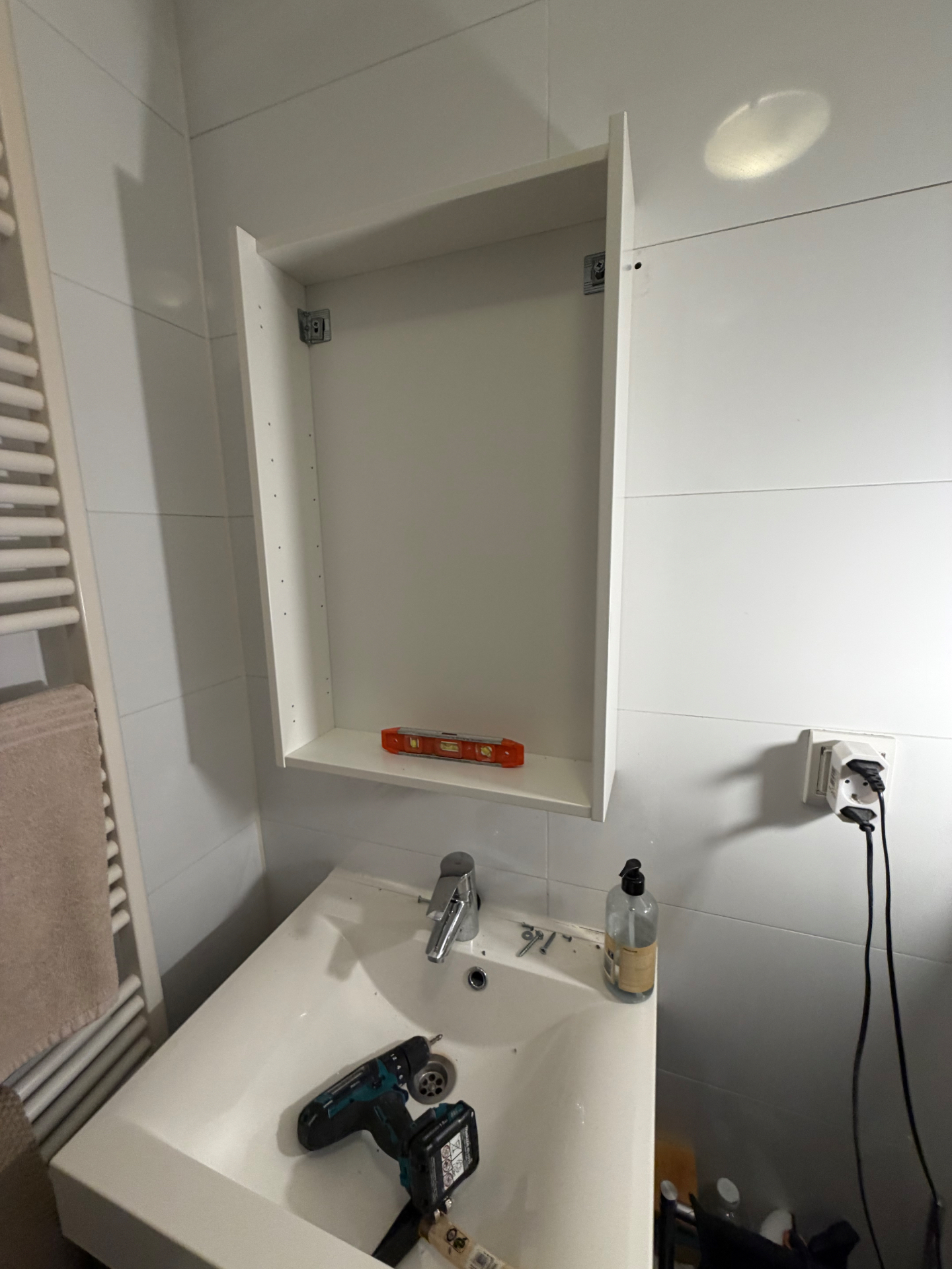 Bathroom cabinet & mirror installed — handyman job in Amsterdam-Oost, Amsterdam – Before
